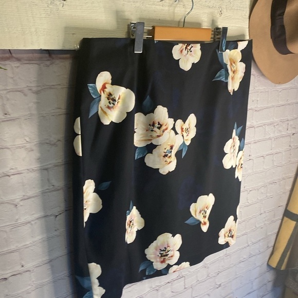 Lord & Taylor Cotton Deep Navy Floral Skirt Size 16 - Picture 5 of 12